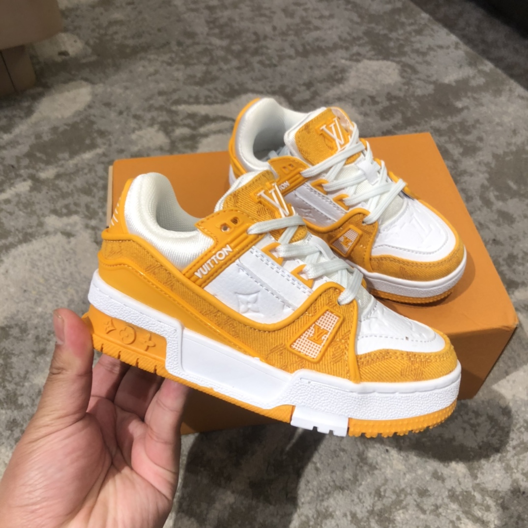 Children's shoes child